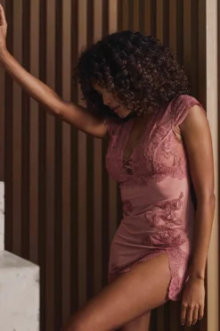 Marjolaine - Jolie Spitzen Negligé - Puder